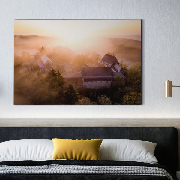 Mystischer Morgennebel über dem Schiffenberg