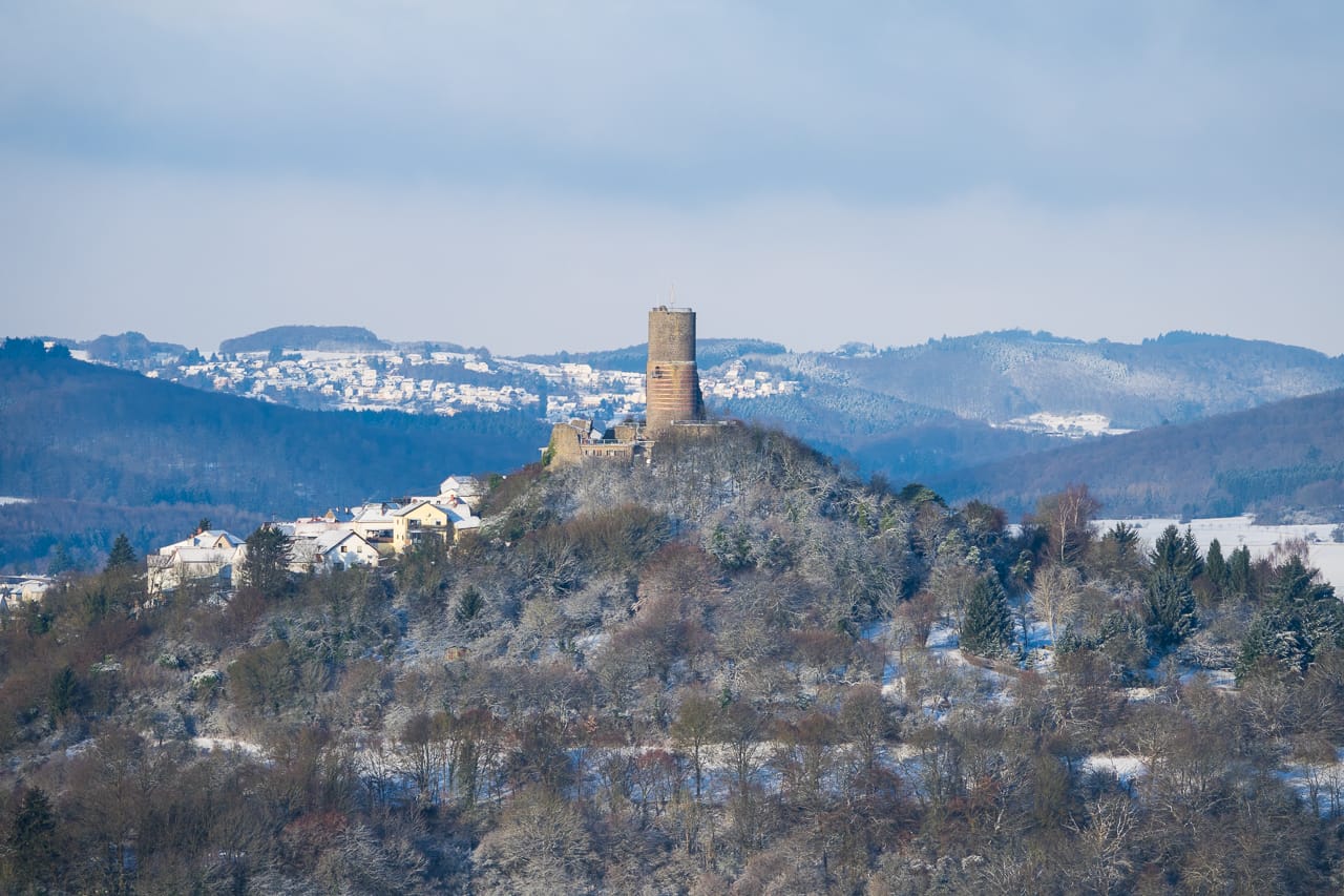 Sonniger Wintertag an der Burg Vetzberg