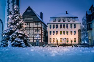 Der erste Schnee auf dem Kirchenplatz