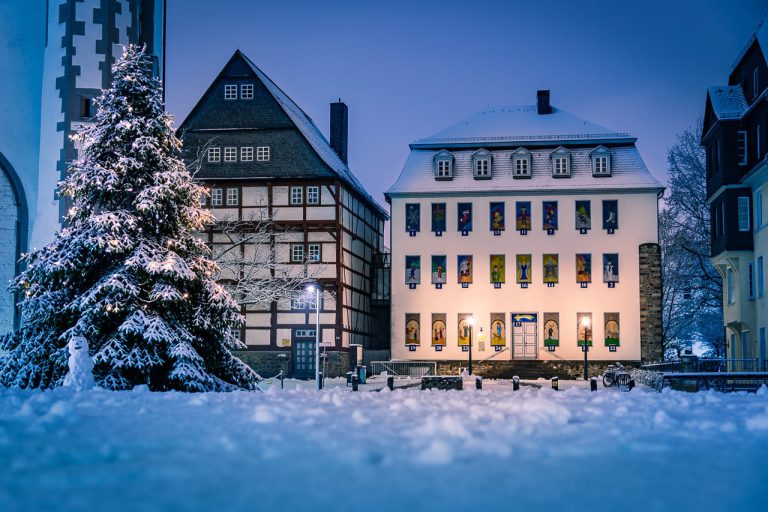 Der erste Schnee auf dem Kirchenplatz