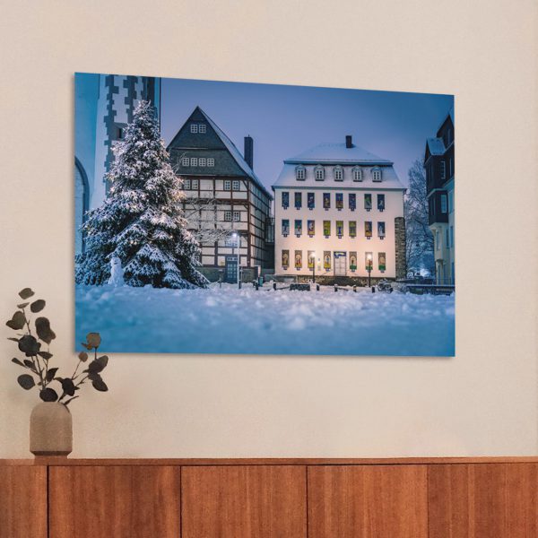 Der erste Schnee auf dem Kirchenplatz
