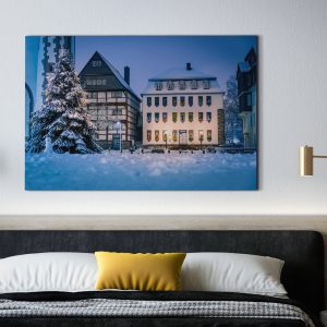 Der erste Schnee auf dem Kirchenplatz