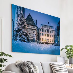 Der erste Schnee auf dem Kirchenplatz