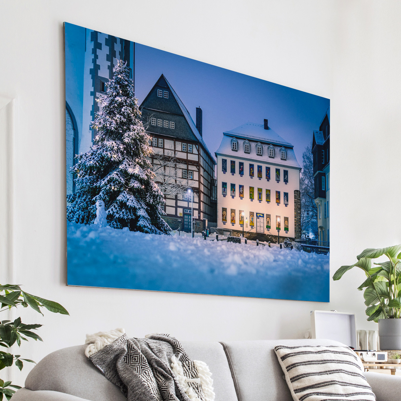 Der erste Schnee auf dem Kirchenplatz