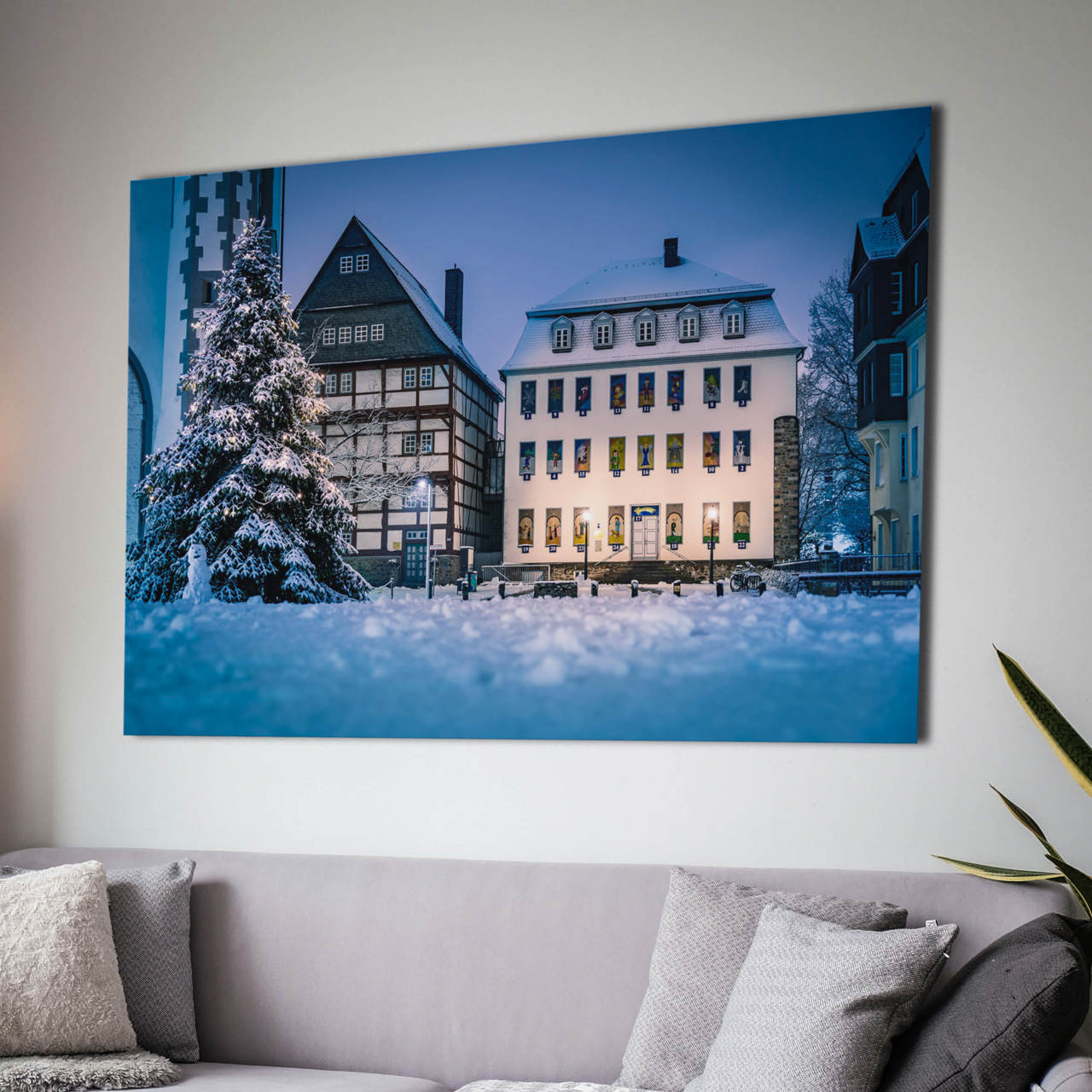 Der erste Schnee auf dem Kirchenplatz