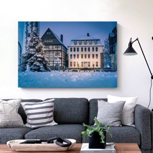 Der erste Schnee auf dem Kirchenplatz