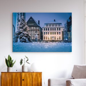 Der erste Schnee auf dem Kirchenplatz