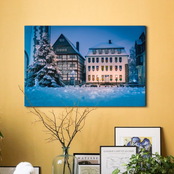 Der erste Schnee auf dem Kirchenplatz
