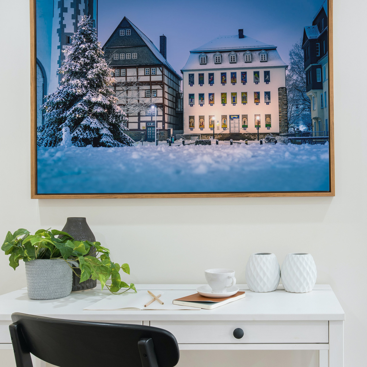 Der erste Schnee auf dem Kirchenplatz