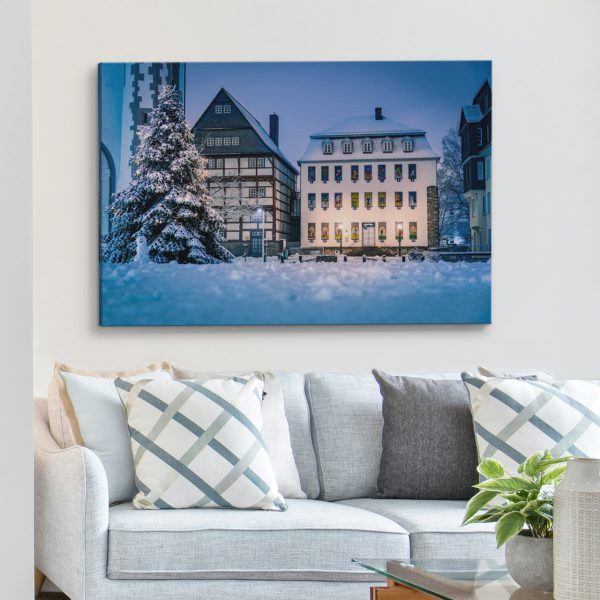 Der erste Schnee auf dem Kirchenplatz