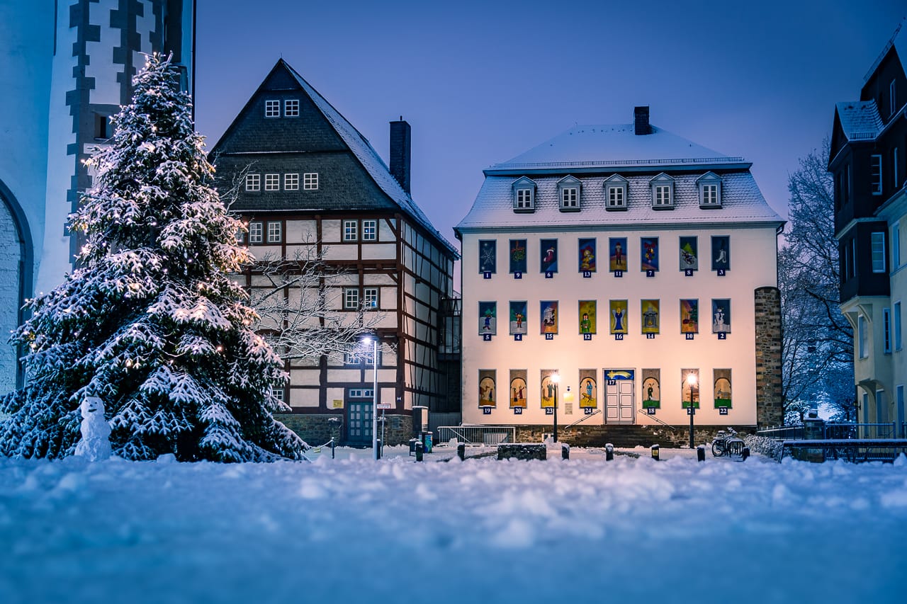 Der erste Schnee auf dem Kirchenplatz