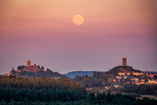 Mondaufgang zwischen Burg Gleiberg und Burg Vetzberg