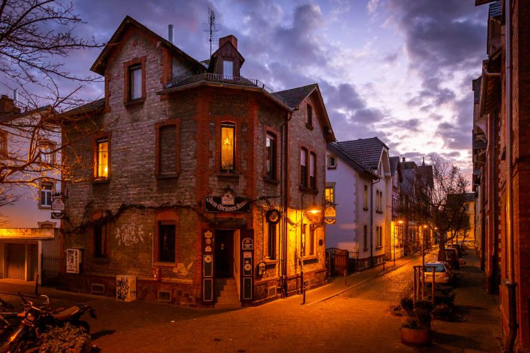 Die Bruchstraße nach Sonnenuntergang