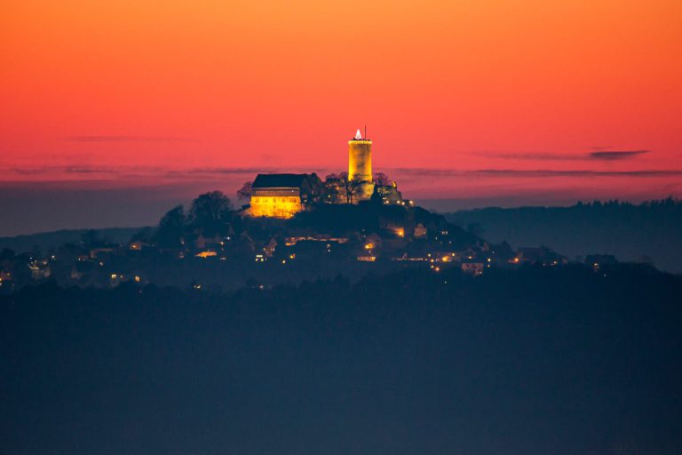 Die Burg Gleiberg nach Sonnenuntergang