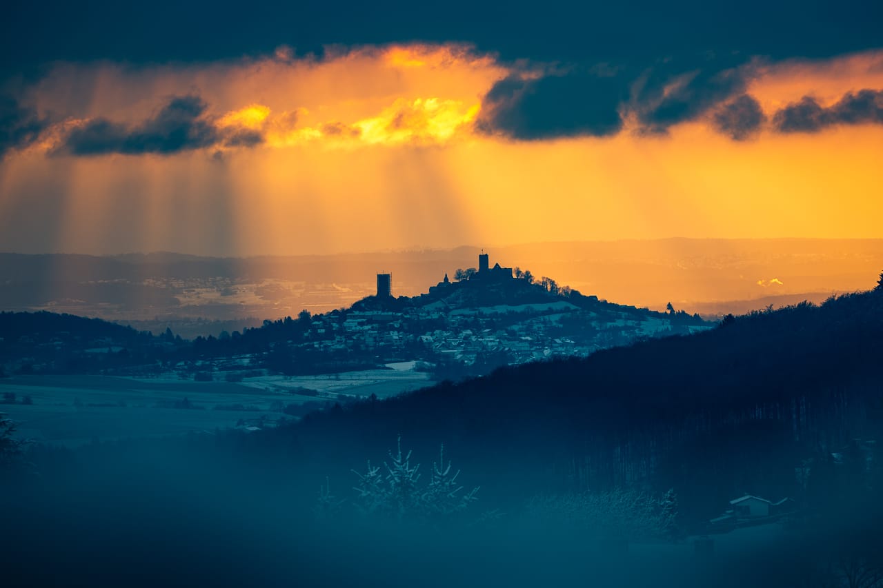 Die Burg Gleiberg und Burg Vetzberg kurz nach Sonnenaufgang