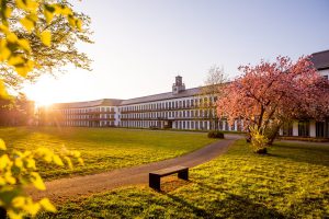 Das Finanzamt Gießen kurz vor Sonnenuntergang