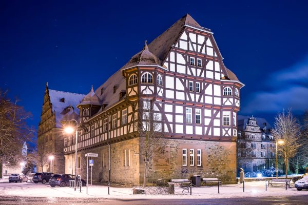Das Neue Schloss in einer kalten Winternacht