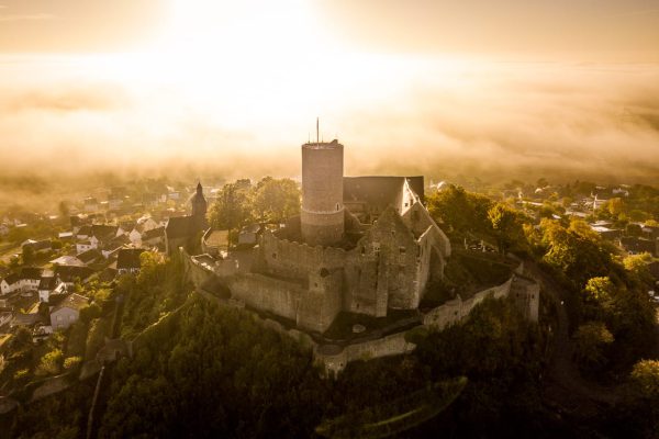Goldener Sonnenaufgang über der Burg Gleiberg