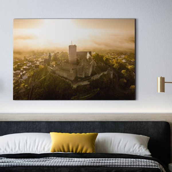 Goldener Sonnenaufgang über der Burg Gleiberg