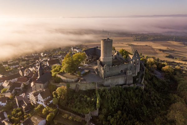 Nebelfelder rund um die Burg Gleiberg