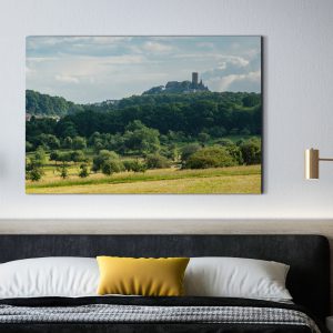 Die Burg Gleiberg umrandet von Wäldern