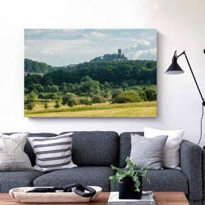 Die Burg Gleiberg umrandet von Wäldern