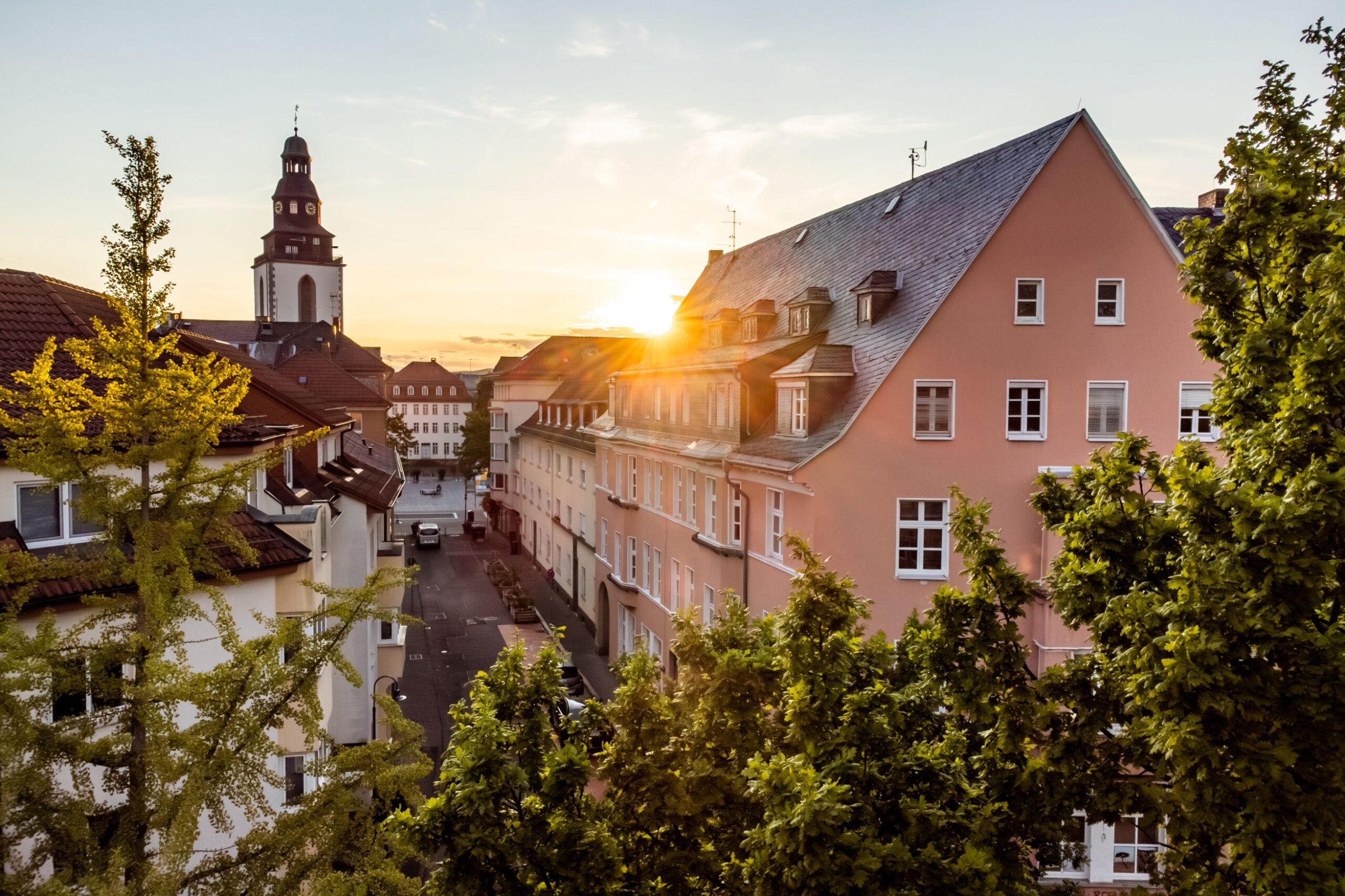 mg-0125-Abendsonne am Brandplatz mit Blick in Richtung Kirchenplatz