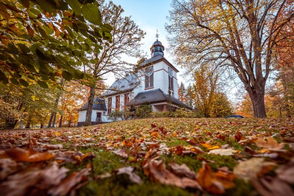Die Kapelle der Vitosklinik Gie&szlig;en im Herbst